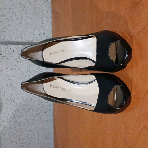 Ivanka Trump Black Peep Toe Heels Womens Size 9M B5 - Picture 3 of 9